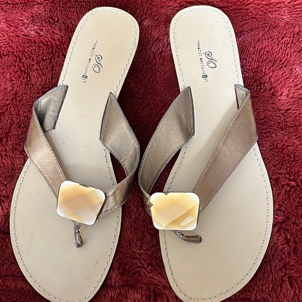 SO thong sandal size 8M in bronze